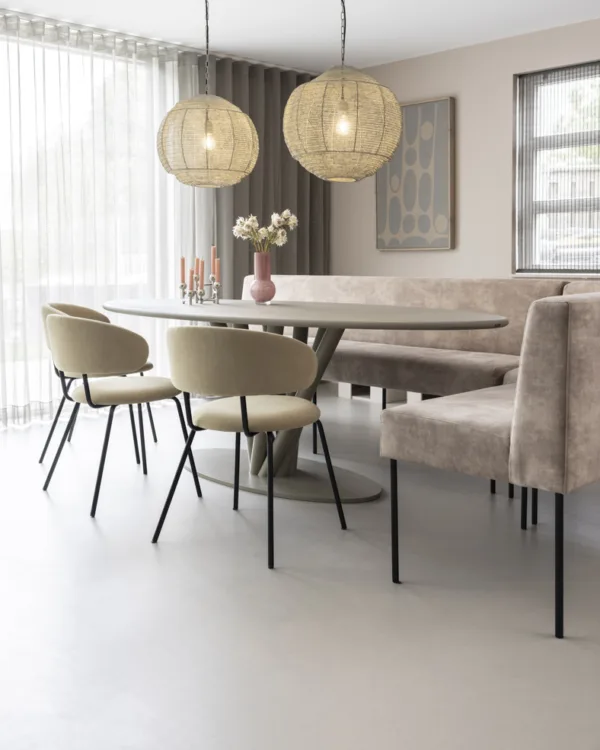 Eetkamer met grijs beige betonlook vloer, stoelen en bankje met metalen poten