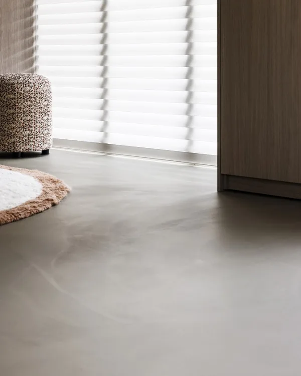 Detail antraciet grijze gietvloer met warme ondertoon