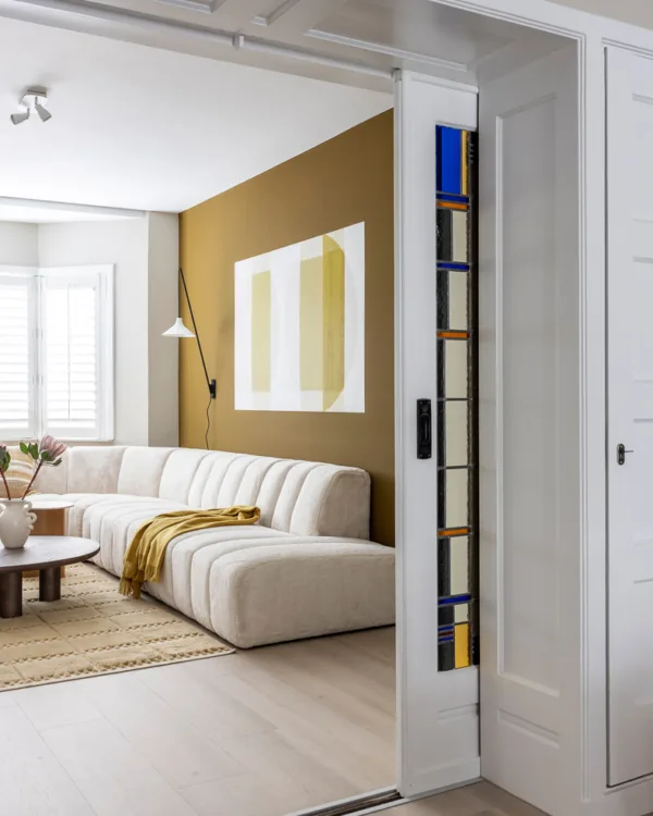 Elegante woonkamer met okergele accentmuur die warmte toevoegt aan het interieur