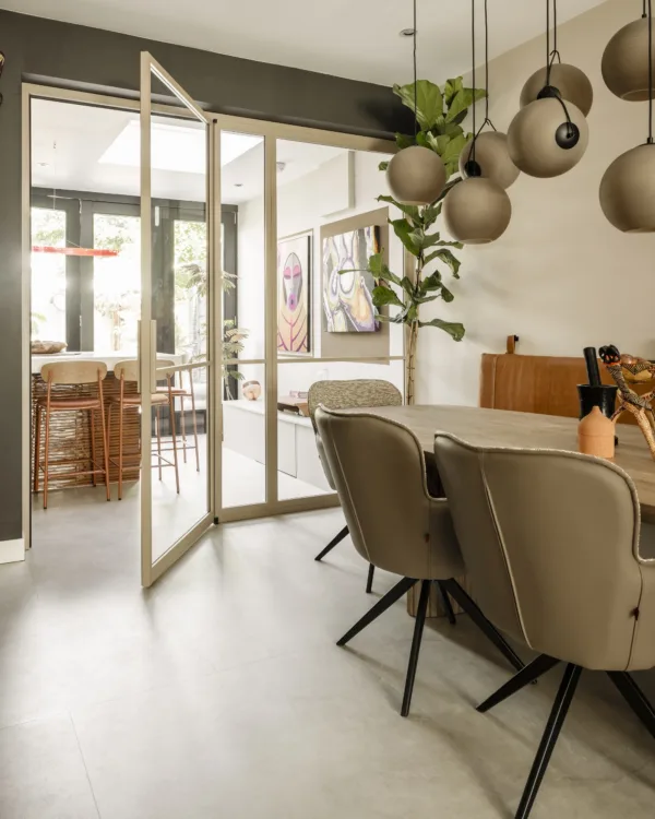 Aanhuis.nl pvc-vloer Kreta tegel in beige, bijna één vierkante meter groot, voor een lichte en rustige uitstraling