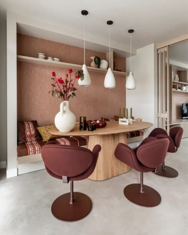 Betonlook vinyl vloer in keuken van warm kleurrijk interieur