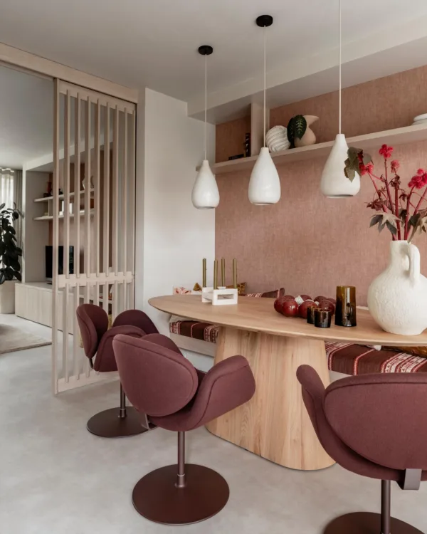 Betonlook vinyl vloer in keuken en woonkamer van warm kleurrijk interieur