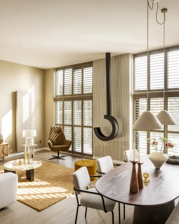 Coretec® click pvc-vloer in warme licht eikenhoutlook wordt door Aanhuis.nl gelegd in de woonkamer