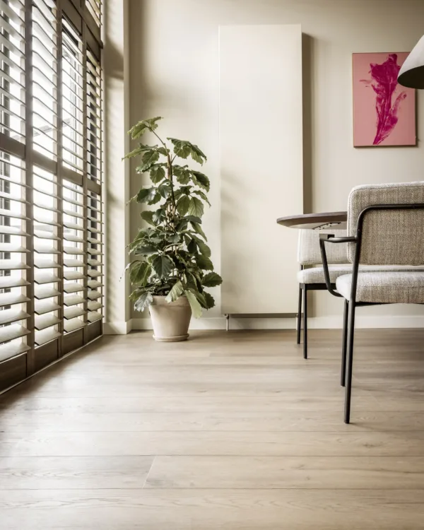 De duurzame en krasbestendige Coretec® PVC-vloer vormt de basis van een stijlvol interieur