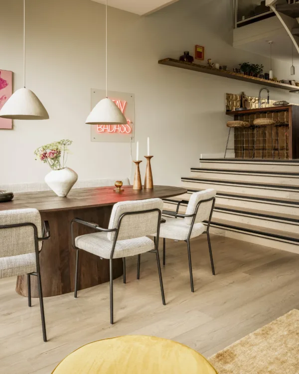 De nieuwe vloer van Aanhuis.nl sluit naadloos aan op de brede trap.