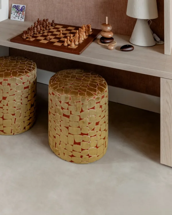 Betonlook vinyl vloer in woonkamer van warm kleurrijk interieur met krukjes en schaakbord