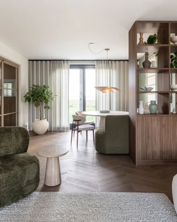 Botanische woonkamer met donkere hongaarsepunt pvc-vloer