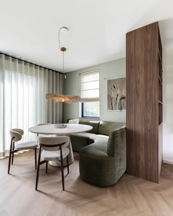 Donker bruine kast op maat van Allure in botanische woonkamer met hongaarse punt pvc vloer