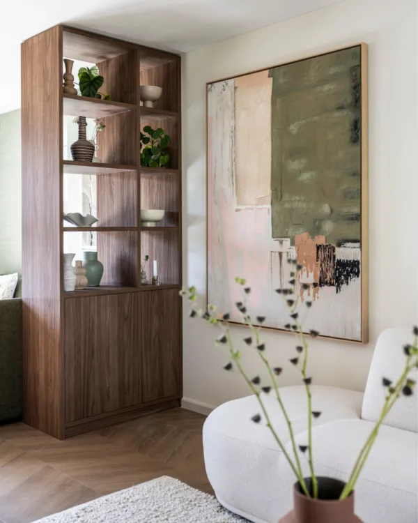 Donker bruine kast op maat van Allure in botanische woonkamer met hongaarsepunt pvc vloer