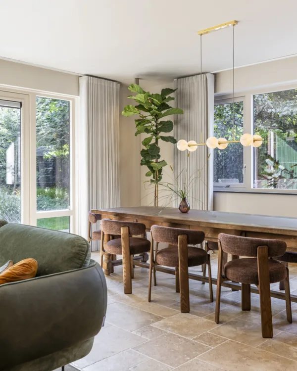 Combinatie van klassiek en modern design in de eethoek