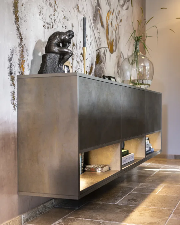 Allure kast op maat in kleur FB47 met donkergouden accenten en LED-verlichting