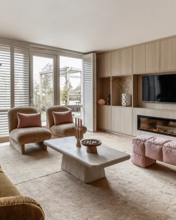 Licht eiken Allure tv-kast op maat met elektrische haard in woonkamer