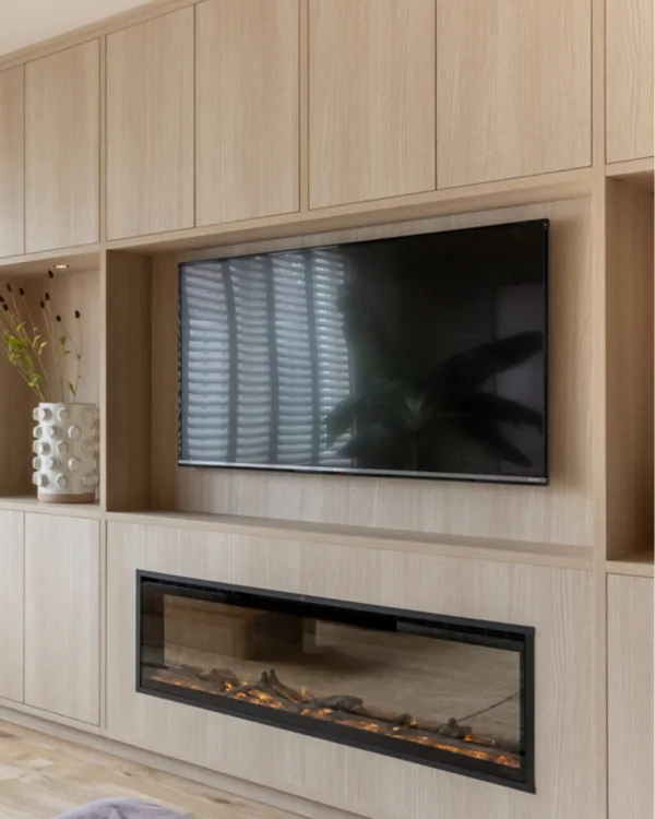 Licht eiken Allure tv-kast op maat met elektrische haard in woonkamer