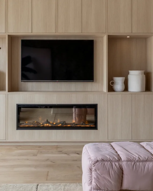 Licht eiken Allure tv-kast op maat met elektrische haard in woonkamer