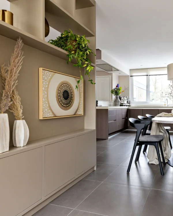 Beige woonkamer kast met accesoires