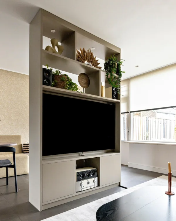 Beige woonkamer kast met tv