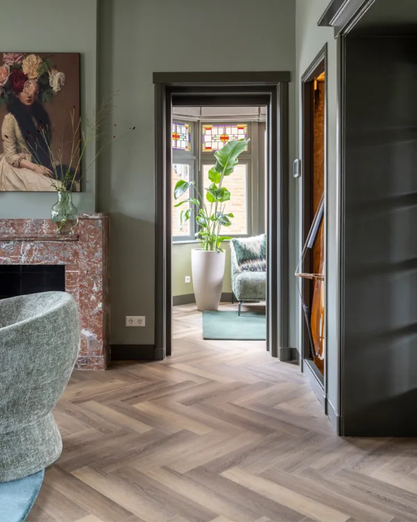 Duurzame visgraatvloer van EVC en stijlvolle plinten, gecombineerd met Artelux vouwgordijnen in Salie 13 voor een luxe uitstraling.