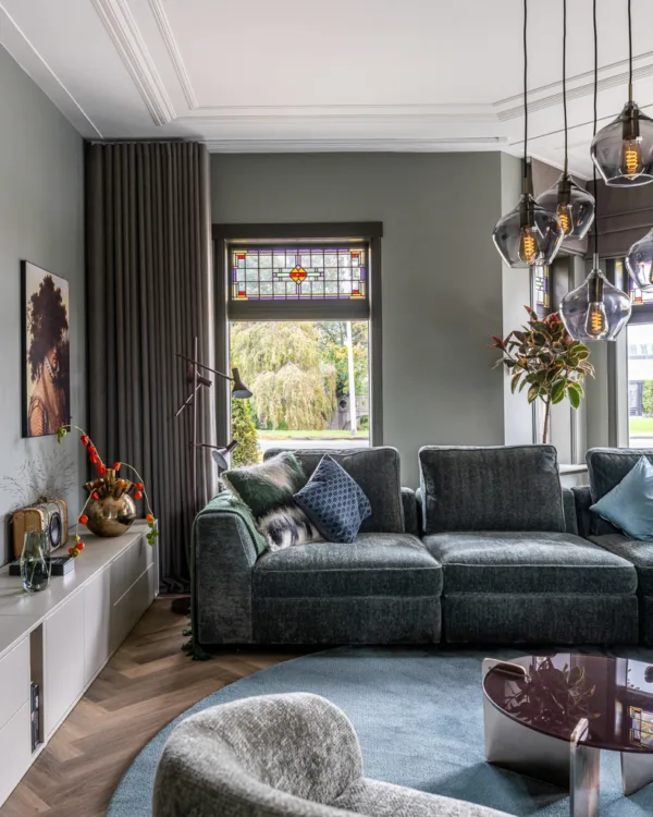 Elegant interieur met EVC-visgraatvloer in Malgas Light Brown, maatwerk vouwgordijnen en zachte Artelux gordijnen voor een harmonieus geheel.