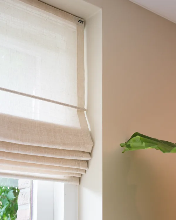 Detail foto van wit/beige vouwgordijnen