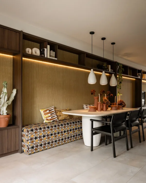 Eethoek met Coretec PVC-vloer Aneto 3473 en EasyWarm vloerverwarming – warm en stijlvol interieur.