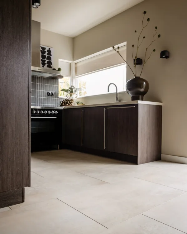 Vloer met natuurlijke tegel-look uit de Coretec Naturals Megatile+ collectie in warme tinten.