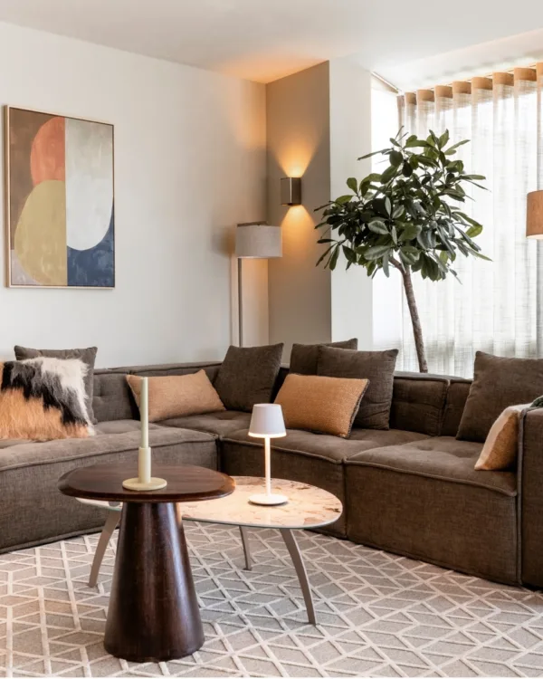 Modern strak woonkamer met hoekbank, wavegordijnen