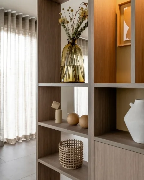 Tv-kast op maat met vakkenblok in donkere houttint