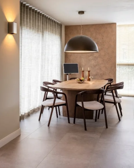 Coretec pvc-vloer grijze tegels in modern strakke eetkamer