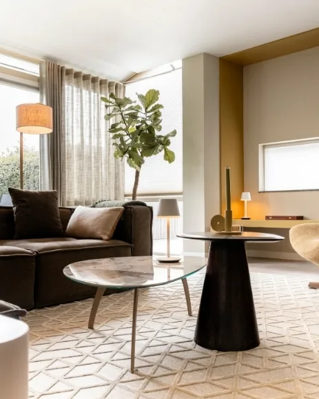 Modern strak woonkamer met hoekbank, wavegordijnen