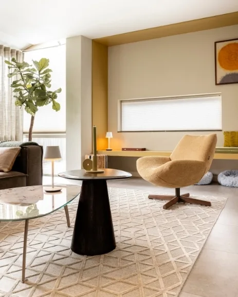 Modern strak woonkamer met draaistoel, wavegordijnen en duette shades