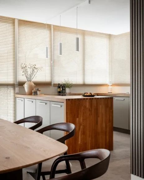 Houten jaloezieen in houttint in keuken