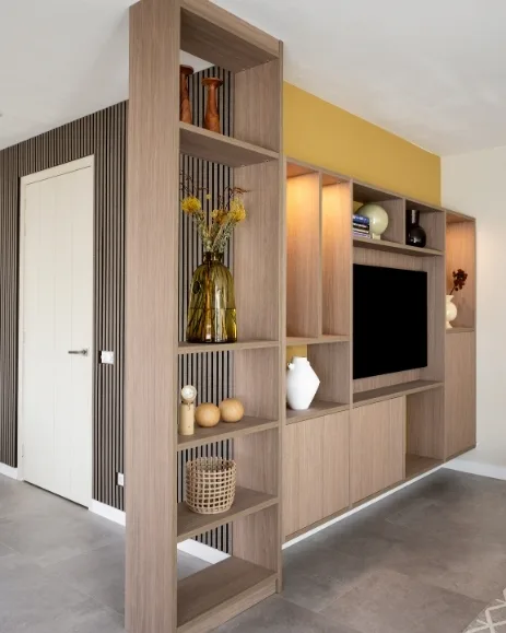 Tv-kast op maat met vakkenblok in donkere houttint