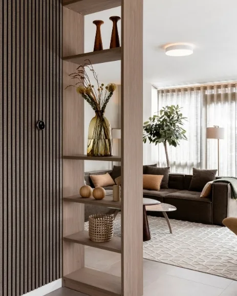 Tv-kast op maat met vakkenblok in donkere houttint