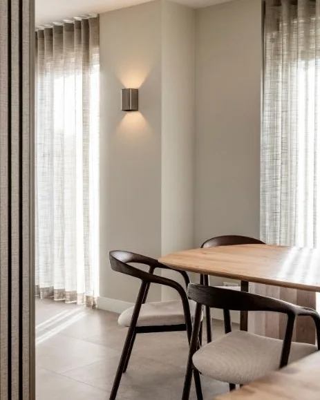 Grijze wavegordijnen en een grijze pvc-tegellook vloer in eetruimte