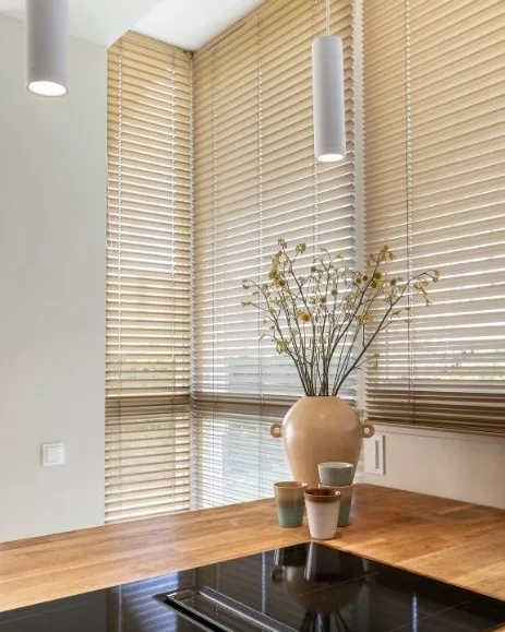 Houten jaloezieën in een moderne keuken