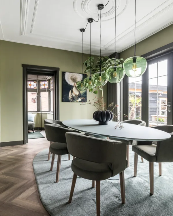 New Chic woonstijl met natuurlijke tinten, hoogwaardige materialen en harmonieuze combinatie van visgraatvloer en raamdecoratie.