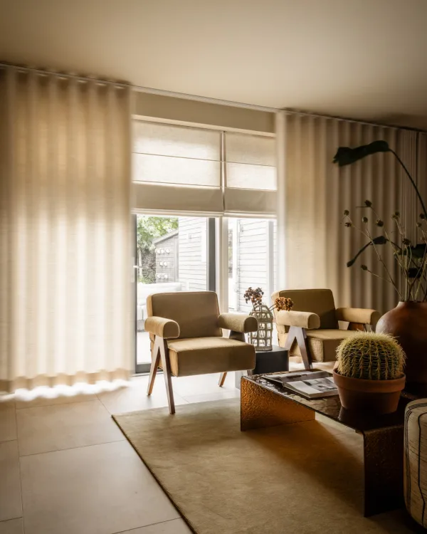 Japandi interieur met beige vouwgordijnen en inbetweens