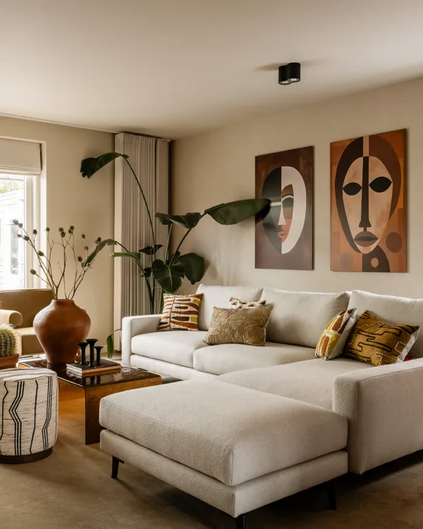 Japandi woonstijl met strakke pvc-tegels en luchtige wavegordijnen en sfeervolle vouwgordijnen.