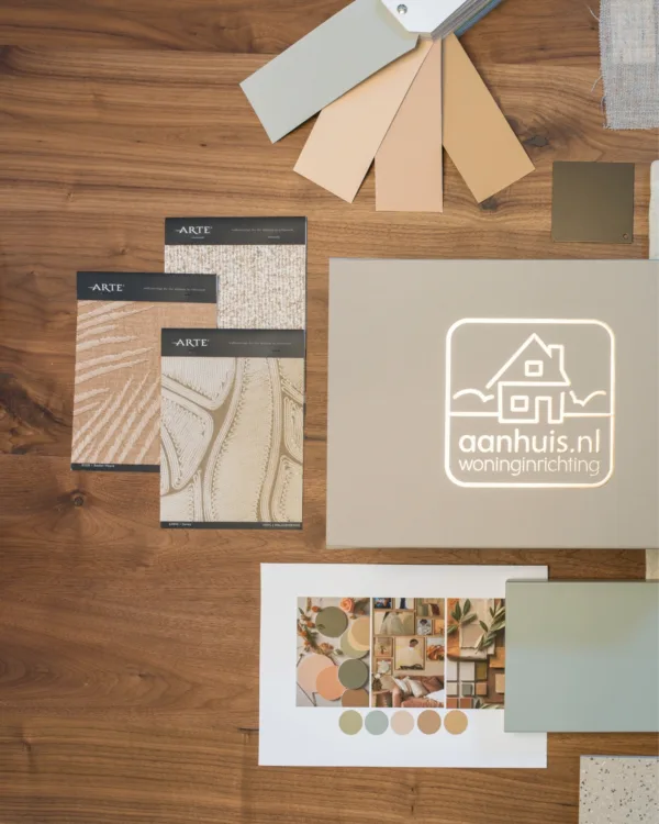 Verschillende interieurstalen van Aanhuis.nl zoals behang, kleuren en een moodboard