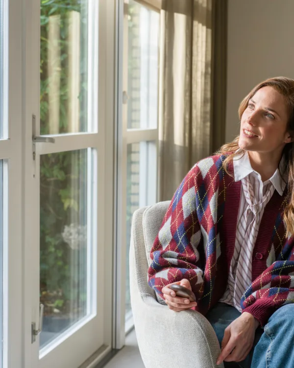 Vrouw op stoel met pebble om gordijnen elektrisch te bedienen