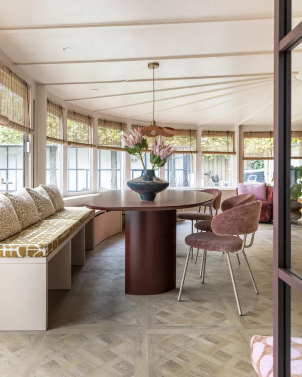 Prachtige pvc-vloer van Cotap Royal Sun Kissed VT Wonen Versailles in de eethoek.