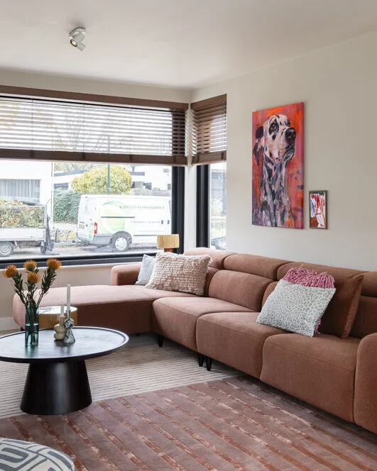 Luxaflex bamboe jaloezieën in Walnut 8305 in de woonkamer voor een warme, natuurlijke sfeer.