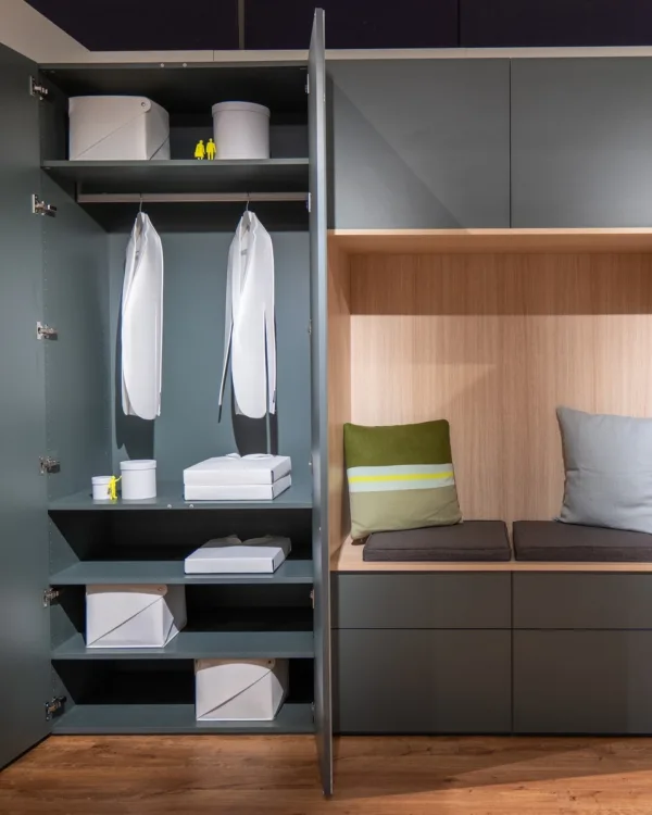 Multifunctionele kledingkast op maat met hangruimte, planken en geïntegreerde zitplek.