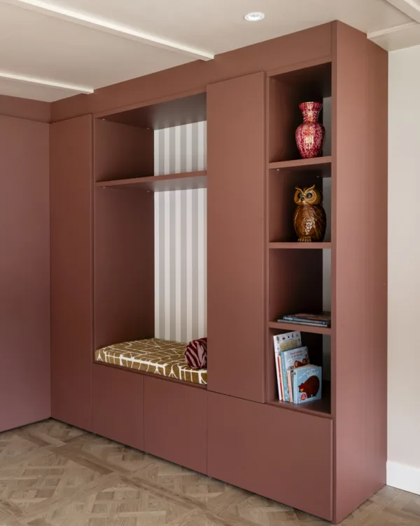 Wandkast op maat in woonkamer veel opbergruimte in een mooie terrakleur.