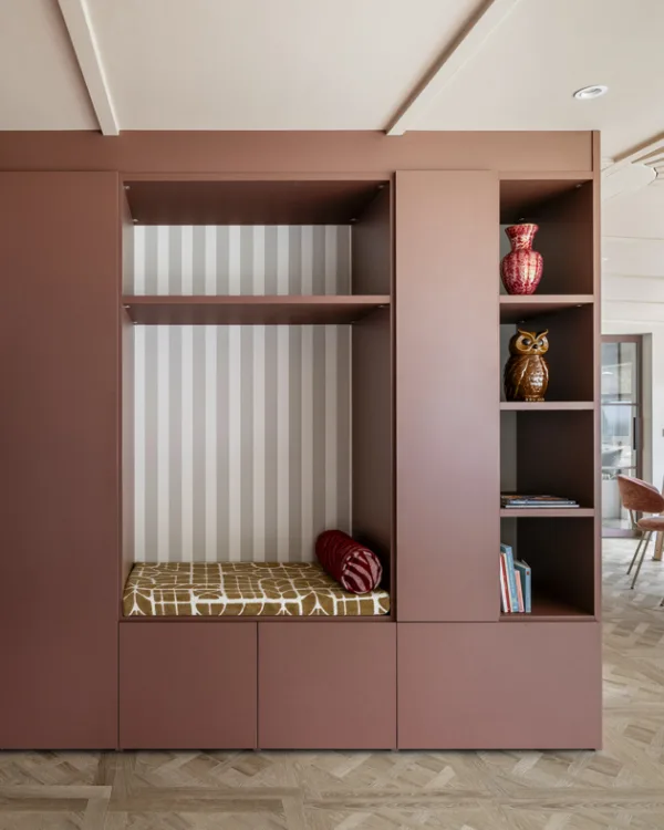 Allure kast op maat in warme rode terra kleur met veel opbergruimte, stijlvolle vakken en een lekker zitplekje.