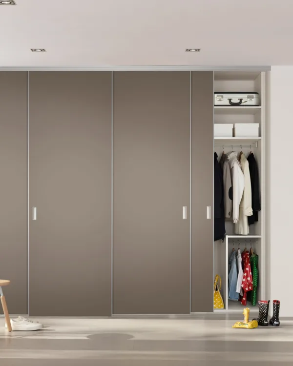 Maatwerk garderobekast met beige fronten, schuifdeuren en lichte interieurindeling.