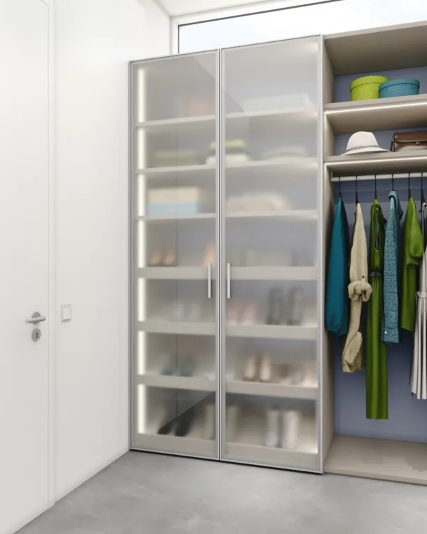 Op maat gemaakte kledingkast met draaideuren en open vakken.