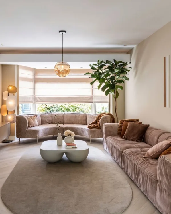 Japandi woonkamer met tv-kast op maat incl. elektrische haard en visgraat EVC-vloer in lichte tint