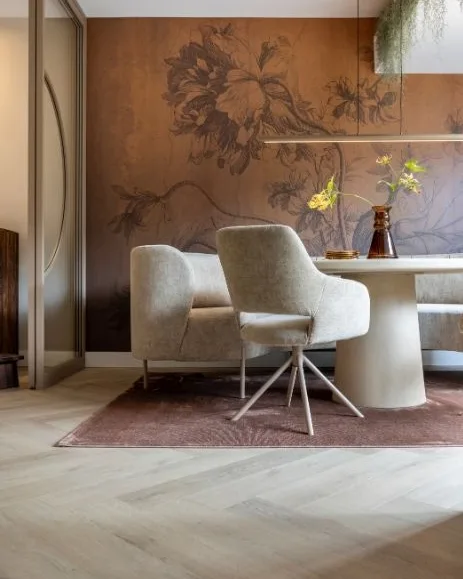 Licht evc visgraat vloer in lichte in tint met vloerkleed in keuken