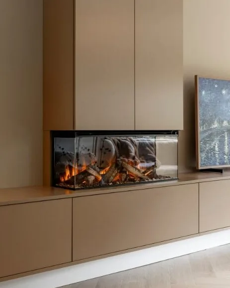 Japandi woonkamer met tv-kast op maat incl. elektrische haard en visgraat EVC-vloer in lichte tint